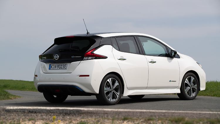 Der Nissan Leaf ist ein kompakter Elektriker für fünf Personen und 435 Liter Gepäck.