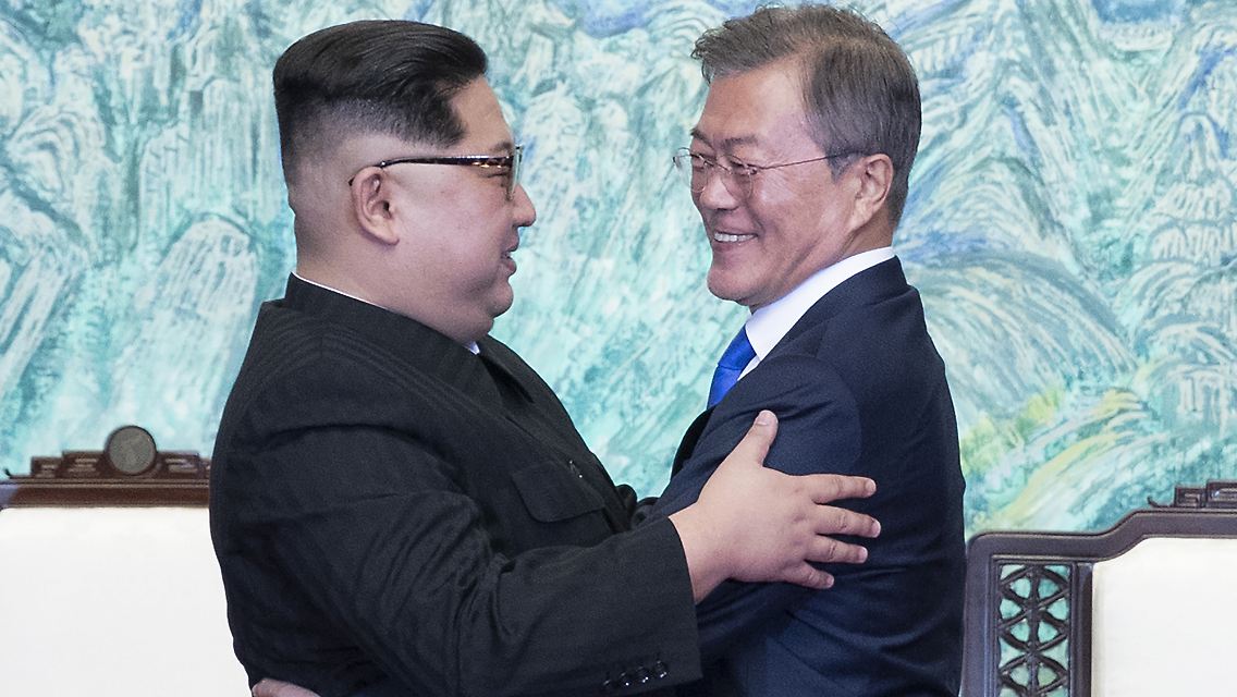 "Wir erklären, dass kein Krieg mehr auf der koreanischen Halbinsel ausbrechen wird", sagten Kim Jong Un (links) und Moon Jae In nach dem historischen Gipfeltreffen.