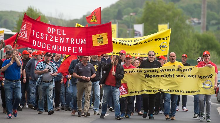 Opel will Tausende Stellen streichen - am Dienstag protestierten Mitarbeiter vor dem Werk in Eisenach.