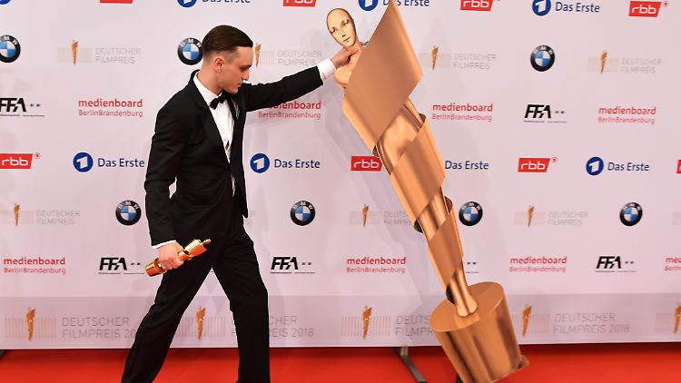 Franz Rogowski erhält die goldene Lola für den besten Schauspieler.