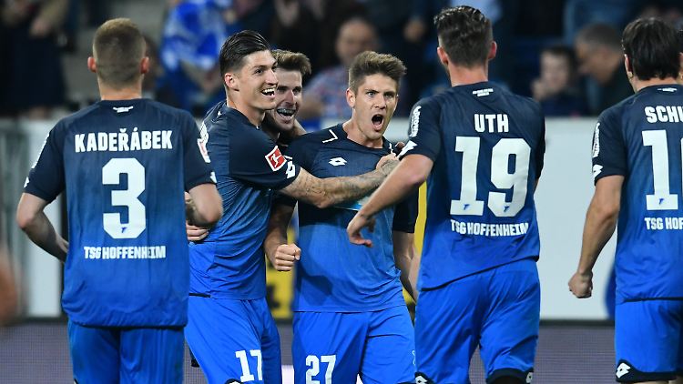 Andrej Kramaric nach einem seiner Treffer umringt von hocherfreuten Kollegen.