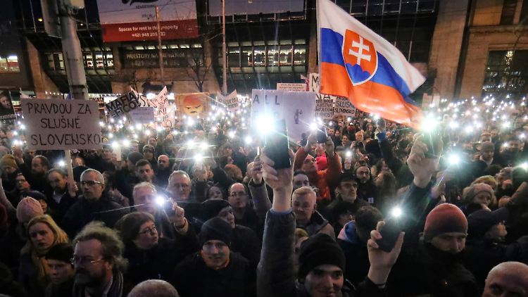 Seit Anfang März demonstrieren wöchentlich zahlreiche Slowaken gegen die Regierung des Landes.