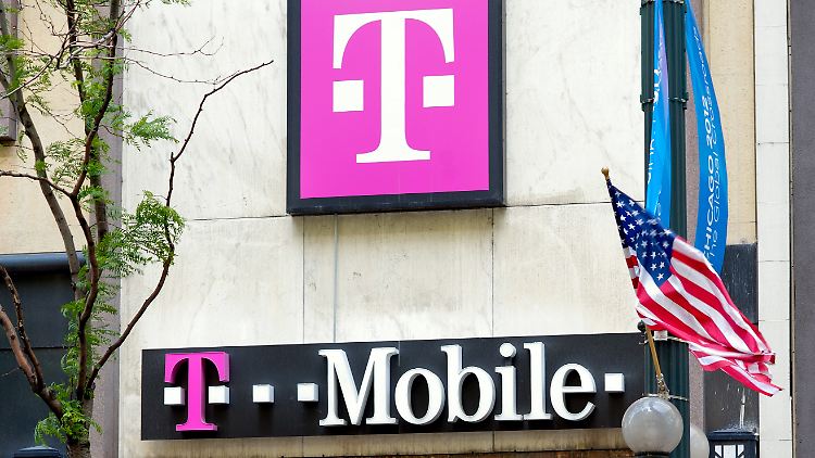 Eine US-Fahne weht vor einer Filiale der Telekom-Tochter T-Mobile.