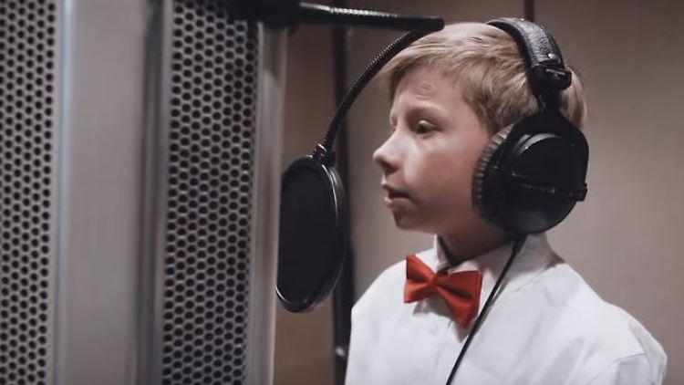 Auf Youtube präsentiert Mason Ramsey seine erste Single "Famous".