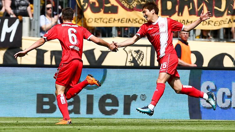 Düsseldorf legt vor - und in letzter Minute nach: Der Aufstieg ist perfekt.