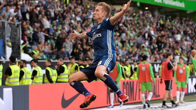 Lewis Holtby lässt sich feiern: Er trifft wieder einmal.