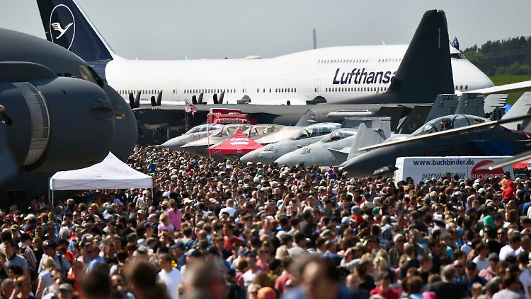 Neuzugänge auf der ILA: Die Lufthansa ist mit einer 747-8 von Boeing in den neuen Firmenfarben nach Berlin geflogen.