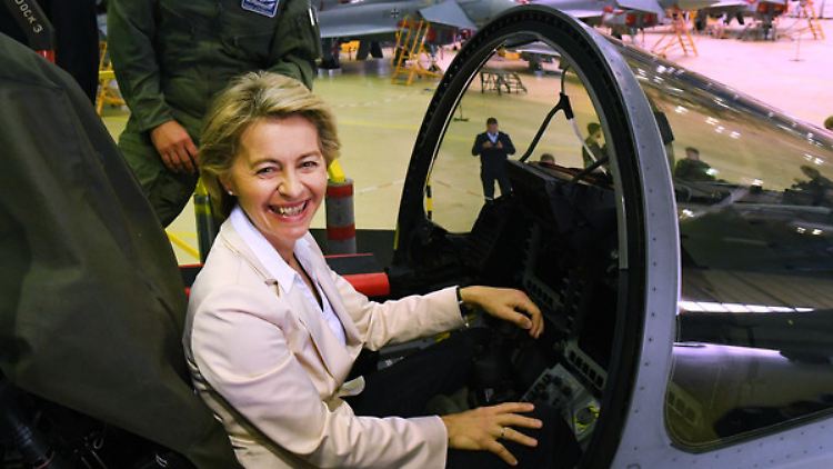 Bundesverteidigungsministerin Ursula von der Leyen im Cockpit eines Eurofighters.