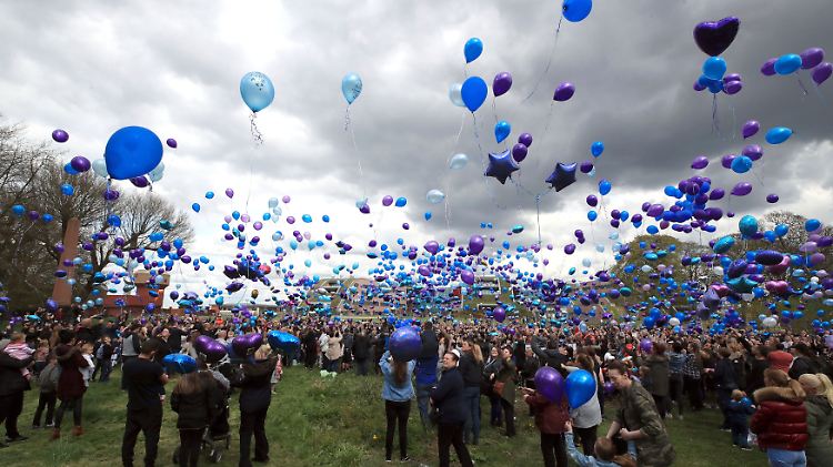 Hunderte Briten lassen zum Gedenken Luftballons in den Himmel steigen.
