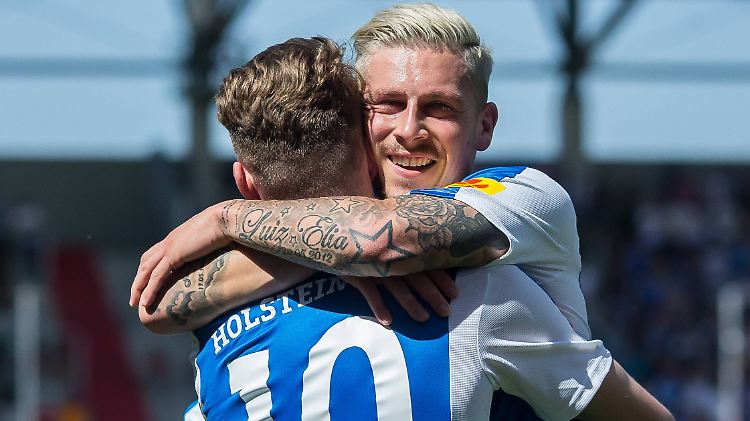 Sie haben allen Grund zur Freude: Der Kieler Traum vom Durchmarsch in die 1. Liga lebt.