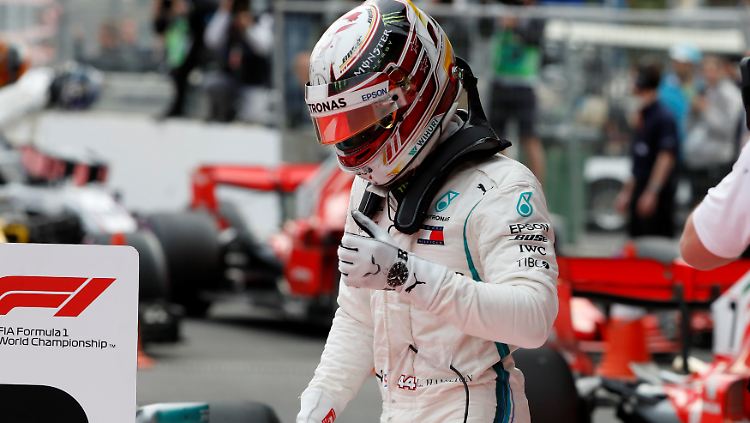 Völlig entspannt steigt Lewis Hamilton aus seinem Boliden - dabei dürfte er seinen Sieg durchaus kräftig bejubeln.