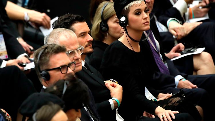 Katy Perry legt Orlando Bloom die Hand aufs Knie.