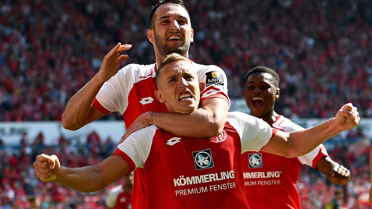 Das war der erste Streich: Pablo de Blasis und Levent Öztunali feiern das 1:0.