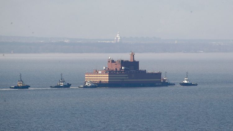 Russische Kerntechnik auf dem Wasser: Schlepper ziehen die "Akademik Lomonossow" im Hafen von St. Petersburg ins offene Meer.