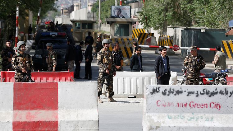 Sicherheitskräfte bewachen das Gebiet, in dem die Anschläge in Kabul verübt wurden.