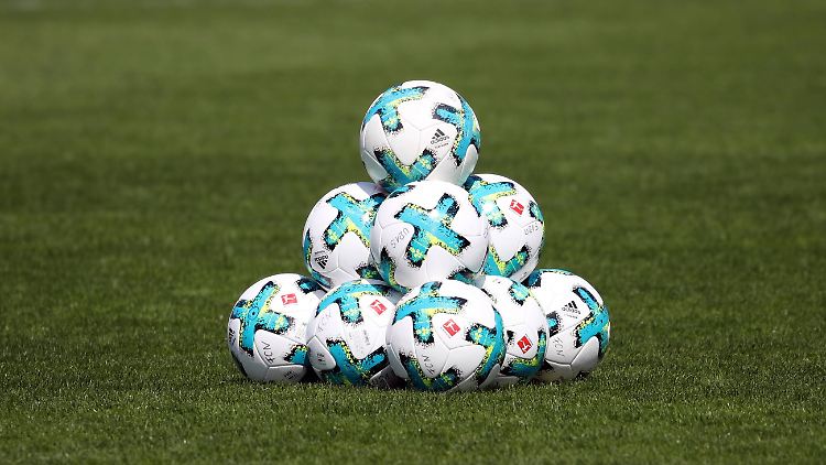 Jeder Spieler bekommt einen Ball - was Kritiker dem Fußball häufig wünschen, wird beim Atomfußball Wirklichkeit.