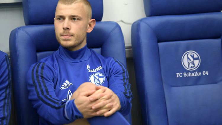 Max Meyer sitzt derzeit nicht einmal auf irgendeiner Bank.