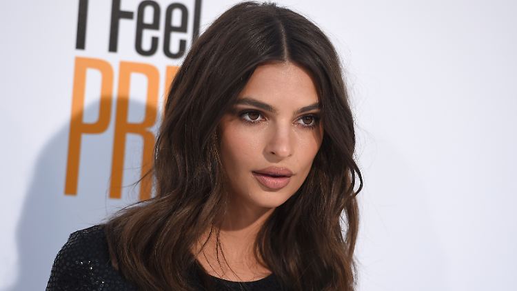 Emily Ratajkowski verführt mal wieder mit einer sexy Bikini-Show.