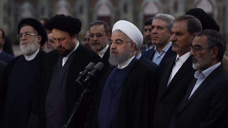 Der iranische Präsident Hassan Ruhani (M.) mit Mitgliedern des iranischen Kabinetts während eines Besuchs im Chomeini-Mausoleum.