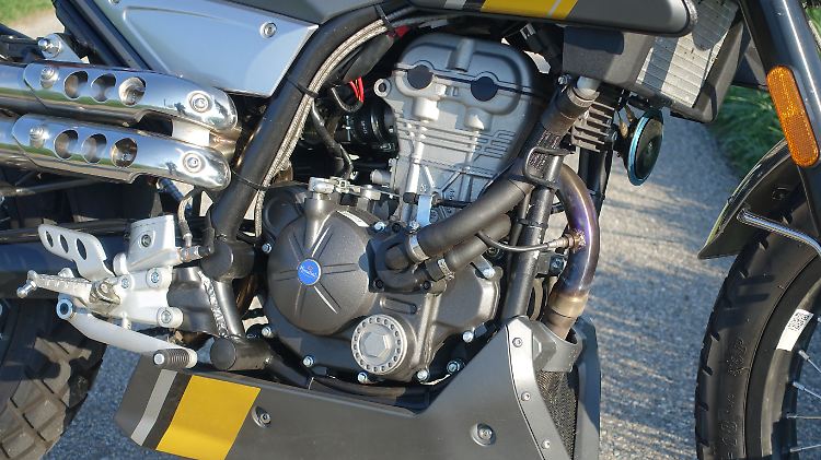 Der vom Piaggio-Konzern bezogene, wassergekühlte Einzylindermotor stellt 14 PS bereit.