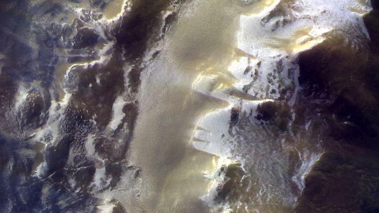 Ein aus drei Aufnahmen zusammengesetztes Foto zeigt die Marsoberfläche rund um den Korolev-Krater.
