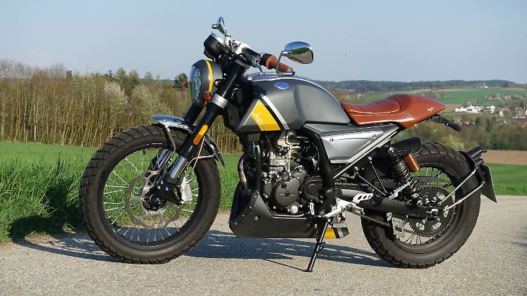 Das Fahrwerk der Mondial HPS 125i ist straff aber nicht unkomfortabel.