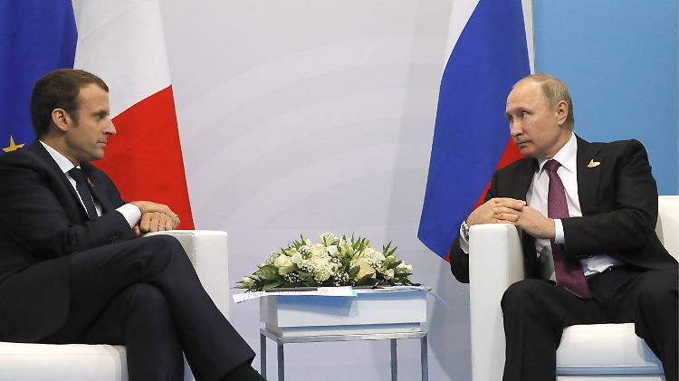 Frankreichs Präsident Macron (l.) und Russlands Staatschef Putin unterhalten sich im Juli 2017 beim G20-Gipfel in Hamburg.
