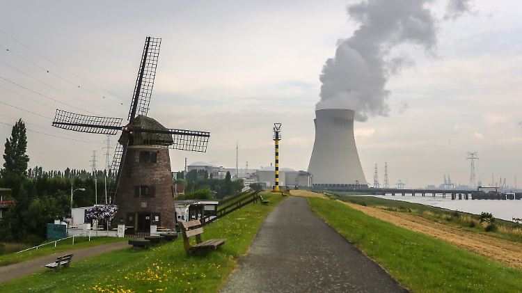 Der belgische Reaktor Doel steht hinter einer Mühle.