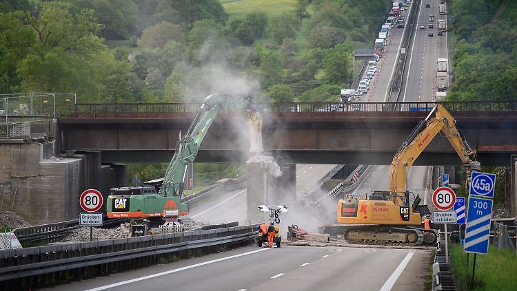 Vorbereitungen zum Ausbau der A8 bei Pforzheim (Baden-Württemberg).