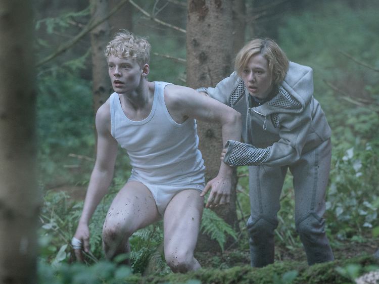 Lucas Lynggaard Tønnesen und Alba August spielen in "The Rain" die Geschwister Rasmus und Simone.