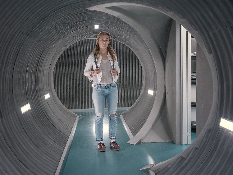 Im Bunker hat Simone (Alba August) nicht viel übers Leben an der Erdoberfläche gelernt, das muss sie nachholen.