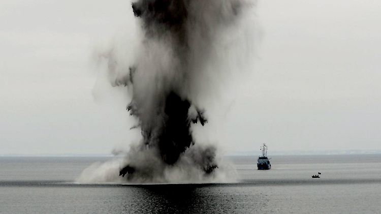 Spezialisten der Marine sprengen 2010 auf der Ostsee vor Eckernförde eine Mine.