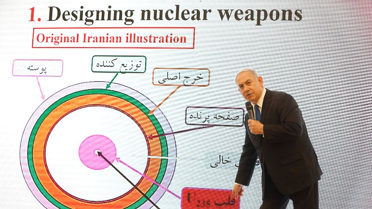 Israels Premierminister präsentiert auf Schaubildern seine Beweise für das iranische Atomprogramm.