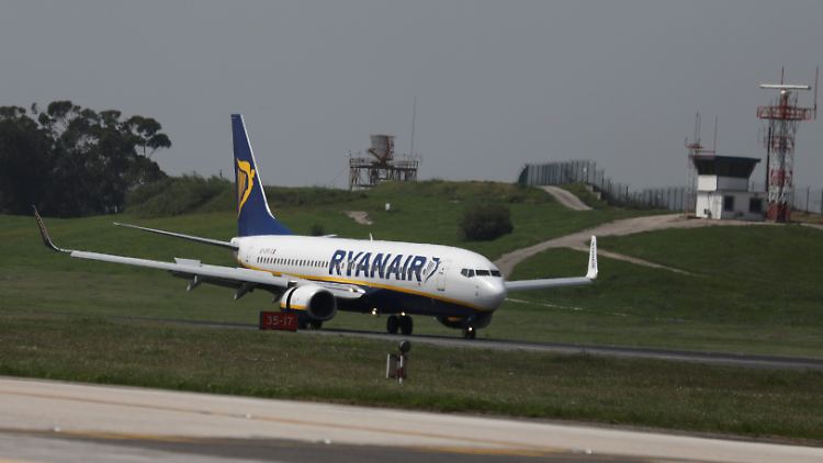 Ryanair-Maschine auf dem Flughafen von Lissabon.