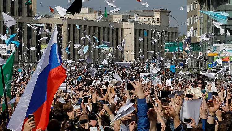 8000 Menschen demonstrieren friedlich in Moskau.