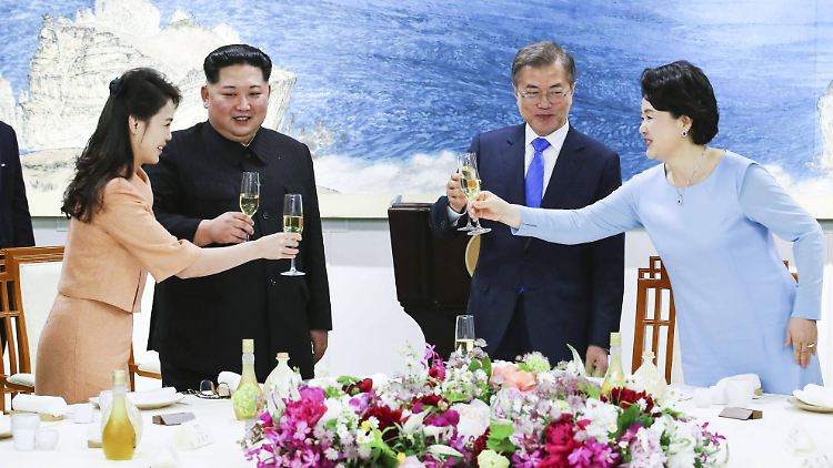 Ein Glas von vielen. Kim Jong Un (zweiter von links) lehnte nie ab und trank alles in einem Rutsch aus, heißt es.