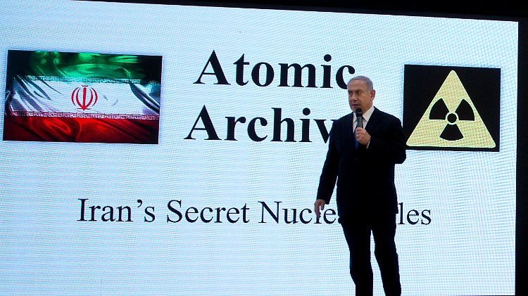 Benjamin Netanjahu präsentiert vor Journalisten seine "schlüssigen Beweise" für das iranische Atomwaffenprogramm. 