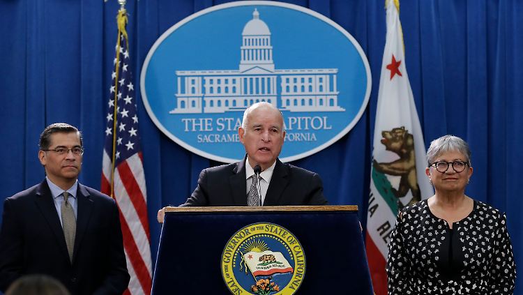 Der US-Bundesstaat Kalifornien mit Gouverneur Jerry Brown (Mitte) war federführend bei der Klage.