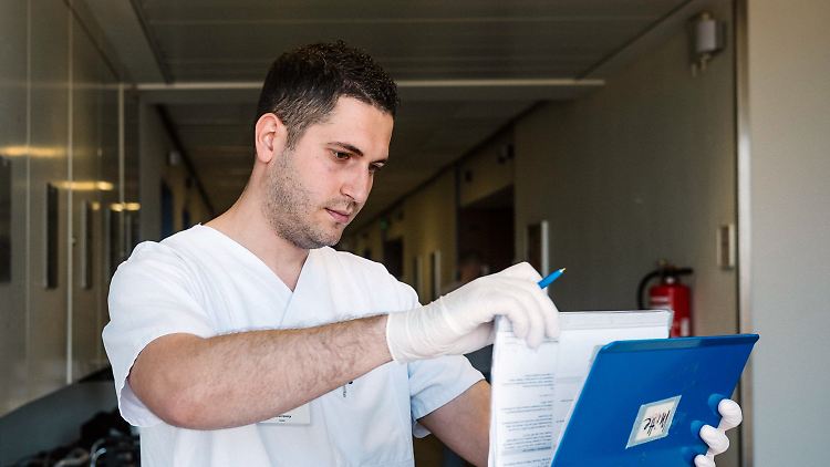 Samed Qoshja kam als Pflegekraft aus Albanien nach Berlin.