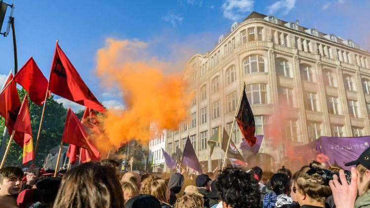 Wenig zu tun und kaum Verletzte in den eigenen Reihen: Die Berliner Polizei spricht von einem ruhigen Tag.