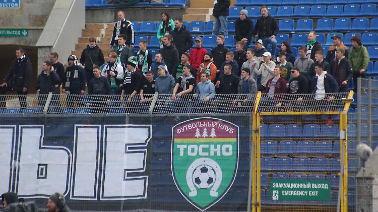 Sage und Schreibe 28 Stunden sind die Fans vom FC Tosno zum Pokalfinale in Wolgograd unterwegs.