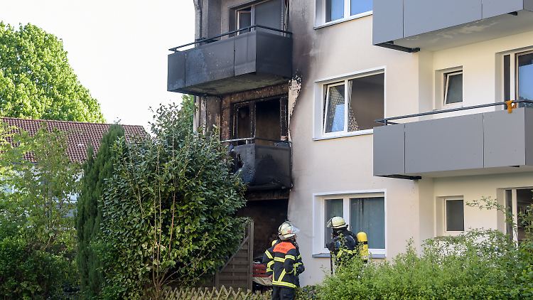 Das Feuer war am Morgen in einer Wohnung im Erdgeschoss ausgebrochen.