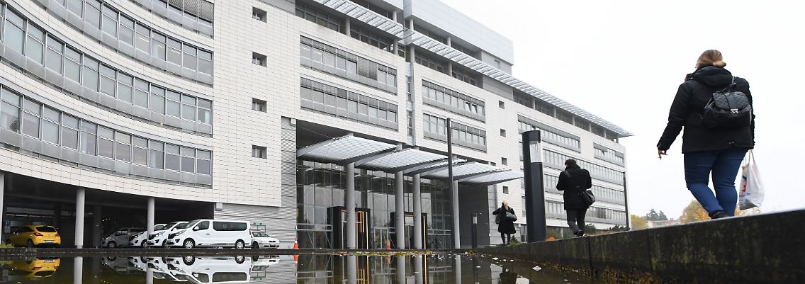 Rüsselsheim: Opel-Mitarbeiter vor der Opel-Zentrale.