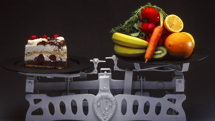 Wiegt auch auf den Hüften schwerer: Sahnetorte kommt im Vergleich mit Obst und Gemüse nicht gut weg.