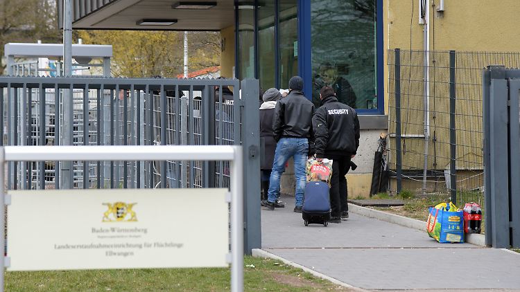 Die aufgebrachten Bewohner drohten, die Wache an der Pforte zu stürmen. 