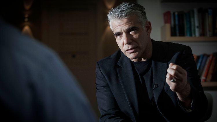 Yair Lapid glaubt, Benjamin Netanjahu klammere sich an die Macht.