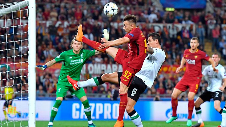 Roms Stephan El Shaarawy im Zweikampf mit Liverpools Dejan Lovren.