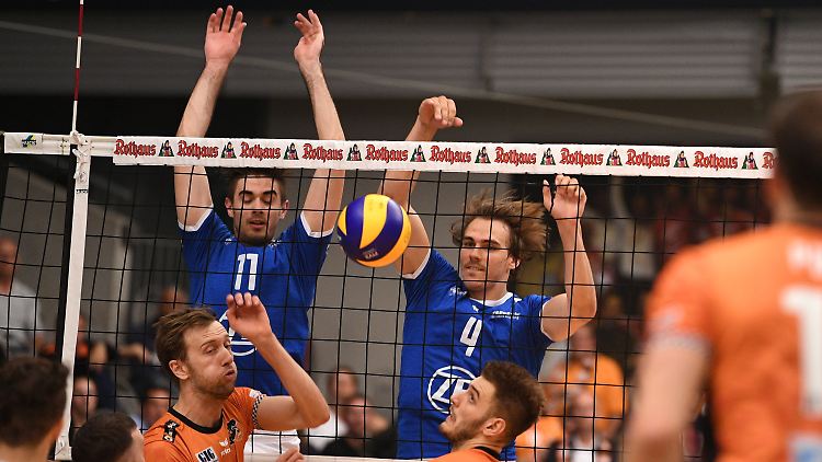 Berlins Georg Klein (l) und Aleksandar Okolic (2.v.l) versuchen noch den Ball zu erreichen, während Friedrichshafens Daniel Malescha (l, hinten) und Andreas Takvam (r.hinten) den Ball übers Netz gebracht haben.