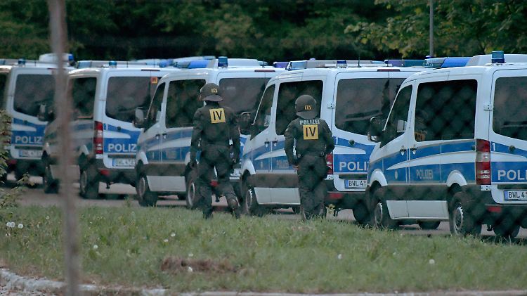 Die Polizei ist mit einem Großaufgebot vor Ort.