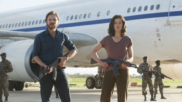 Kooperieren bei der Entführung mit den Palästinensern: Wilfried Böse (Daniel Brühl) und Brigitte Kuhlmann (Rosamund Pike).